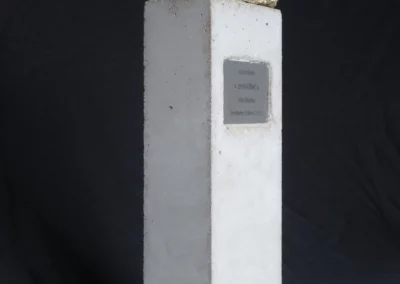 Stelen-Award „Sculpture“/Holz, Beton, Blattgoldauflage